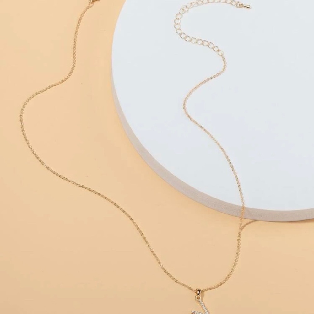 Letter V necklace - Picture 3 of 3